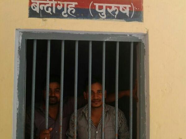 JournoAshutosh's tweet photo. Bas bahut ho gaya. #CongBJPGoons r still untouched by Amethi admin and these AAP volunteers are thrown behind bars ? http://t.co/oVtgdATeLm
