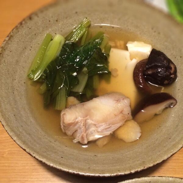 ট ইট র 寿木けい 鱈と小松菜の鍋 鱈は塩を降り水気をふいておく 鍋に昆布と干椎茸のだし 酒を温め 鱈 椎茸 豆腐 小松菜を煮る 薄口醤油で調える Http T Co M14us3rysm