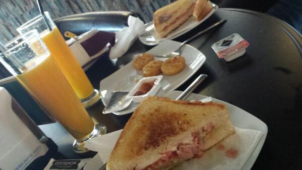 Beldatorrefiel's tweet photo. Buen desayuno coni niña bonita @anitasedavi tee amoooo!!! http://t.co/pAl3HqOBjh