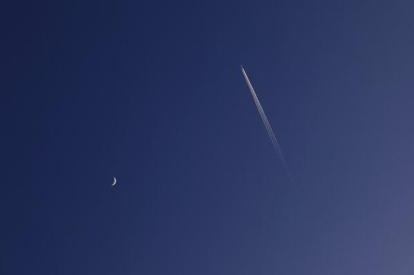 jo1ntw's tweet photo. 5/4日没後の月と飛行機雲 http://t.co/H8nwLJak4S