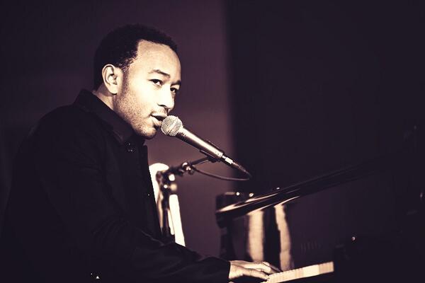 Ginbrito's tweet photo. #EnEsteMomentoQuisieraQue entrase #johnlegend por mi puerta se sentará al piano y me cántase #allofme @johnlegend http://t.co/l1AuhnObcJ