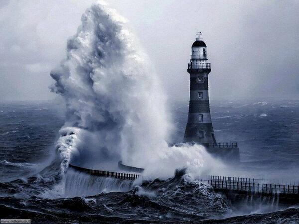 Gabriele_Corno's tweet photo. Roker Pier in Sunderland, England #power #wave #CGE #Lighthouse http://t.co/bEMH6LcaaL