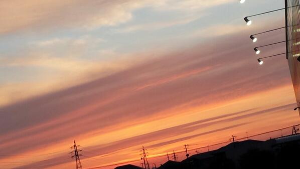 RaIn___y's tweet photo. :

.

　　今の空の色 何か凄い

.

: http://t.co/rhchiINWz1