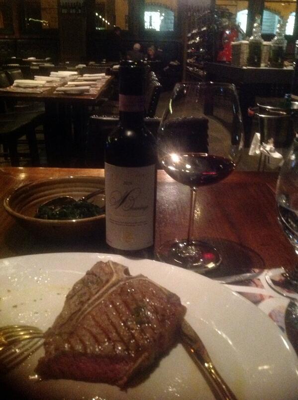 ZUCCA_ROSSA's tweet photo. Sometimes the simplest things are the best, high quality. T-bone, aged28 days Spinache, Felsina Chianti 2009, Bravo. http://t.co/1f8jGkBodY
