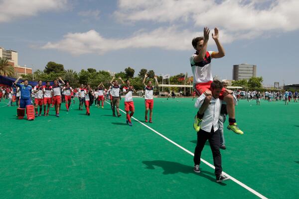 Dos estrellas del Hockey: <a href="/carlosgcuenca/">Carlos Garcia Cuenca</a> lleva en hombros a <a href="/AlexFabregas/">alexfabregas</a>, que ayer se retiró ganando la Liga.