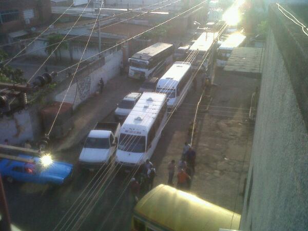mathaanda's tweet photo. Trancada la via hacia valencia, en Guigue, debido a la inseguridad, matan a hombre del volante. http://t.co/Ybqyvm4nTH