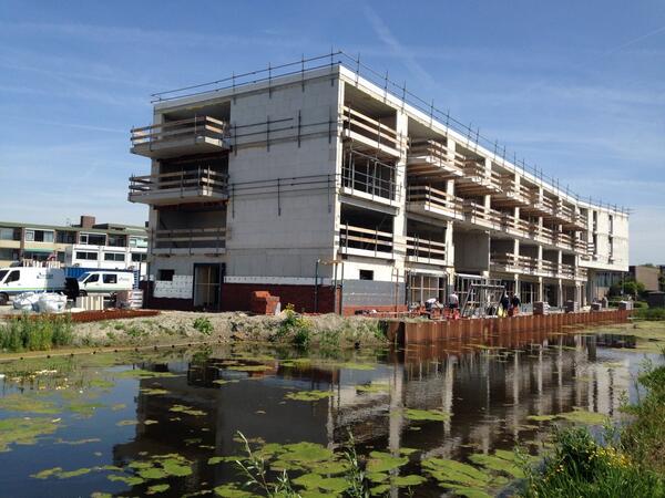 De eerste lagen metselwerk zijn gelegd. Nieuwbouw #Noorderstaete te Roelofarendsveen. #Heembouw