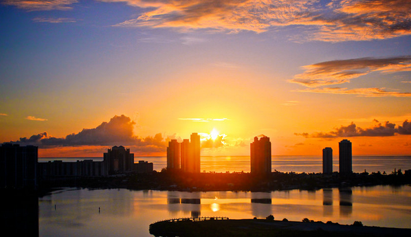 24MovingDeals's tweet photo. Did u know todays #sunrise in #Miami came up at 6:41 AM and the #sunset starts at 7:54 PM. This day last 13h 13m 00s http://t.co/vOMIjvRrSh