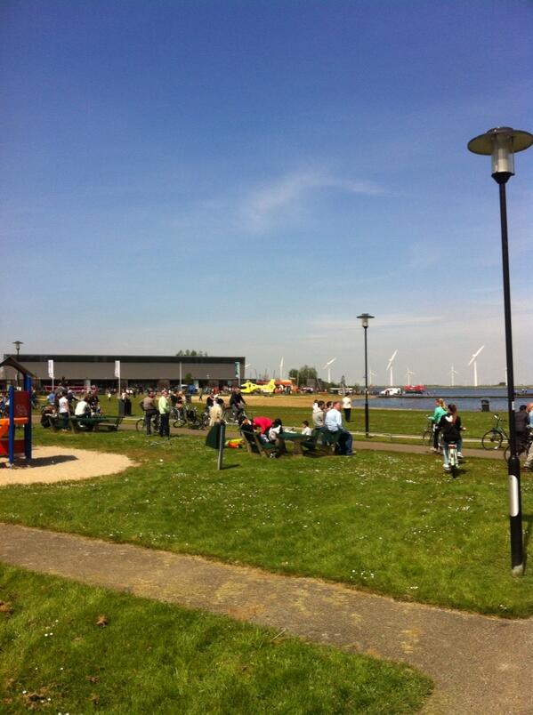 ManagerLJ's tweet image. Zoektocht bij kleine zeetje persoon te water maar is nog niet gevonden trauma heli staat klaar