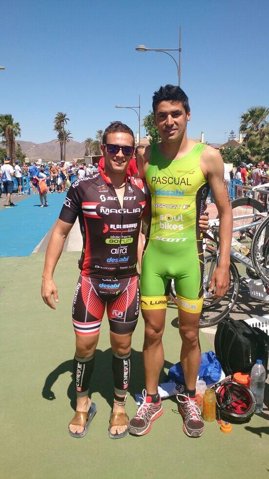 DESABISPORT's tweet photo. Os dejamos  una fotos de dos de nuestros cracks @jorditri84 y  @peritriatlon gran temporada 2014 la q harán #triatlón http://t.co/y8b143Lf3c