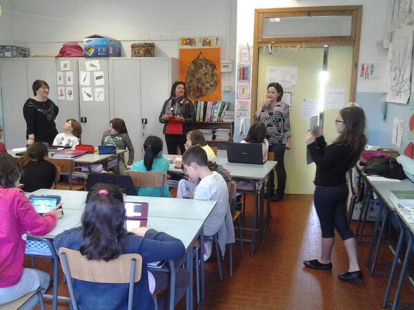 @LindaIerardi #formazioneautentica Chi sta documentando i docenti in formazione?Alunna con tablet. Che tempi!