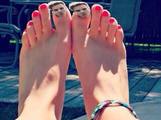 ThatcherToe's tweet photo. Fresh nails for my master #joeandcasper @Joe_Sugg http://t.co/4cA4ESkOFB