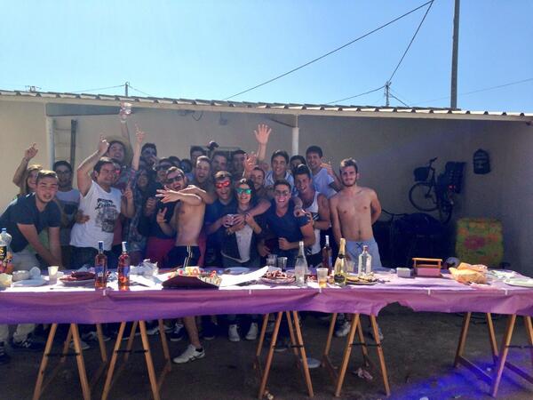 Ivanguti4's tweet photo. Al lado de esta gente como no iba a pasar buen cumpleaños http://t.co/H2tpL6PaUf