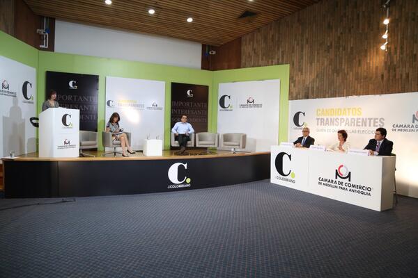 OIZuluaga's tweet photo. Comenzamos el foro de @elcolombiano de Medellín. Me acompaña la candidata @mluciaramirez http://t.co/flGk7yRXeZ