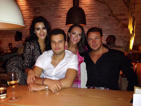 MiajayClarson's tweet photo. Amazing night, we always have the best time at @AustralasiaMcr #doubledate @DomSmith89 @JanineClarson @dorankev http://t.co/kS0Af3qcJF
