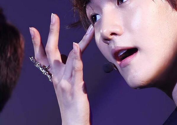 KoreanFlavour's tweet photo. #HappyBaekhyunDay baekhyun finger much feminine than a girls pls ;~: http://t.co/NnPHkyaASq