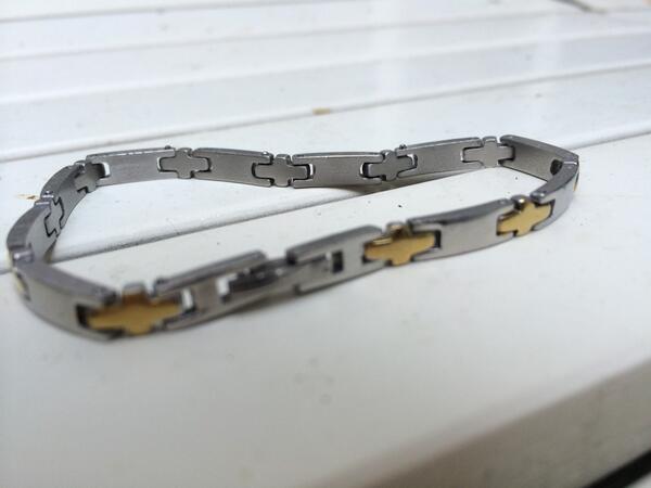 estheroomen's tweet photo. Armbandje gevonden op de @biltstraat, op de hoek bij Bagels &amp; beans. Iemand verloren? http://t.co/GytWuK4vKU