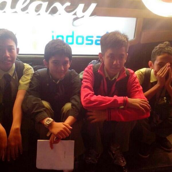 tigalima2015's tweet photo. We love you farid!! [jaket merah] http://t.co/Z5PhIW8eST