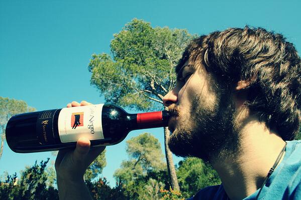 OHumordido's tweet photo. Estudantes que bebem são mais felizes, diz pesquisa. http://t.co/Sj80oi1cK5
