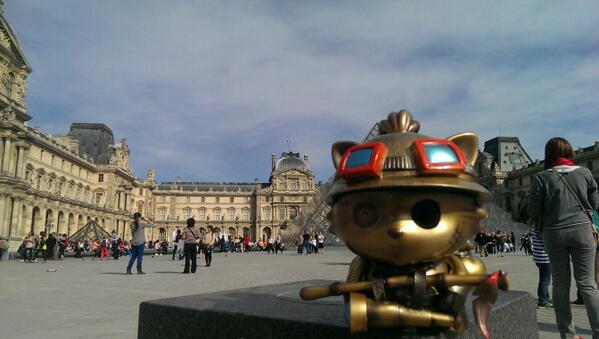 LoL_France's tweet photo. #TeemoTour visite le @MuseeLouvre http://t.co/4MXB1QjdtZ