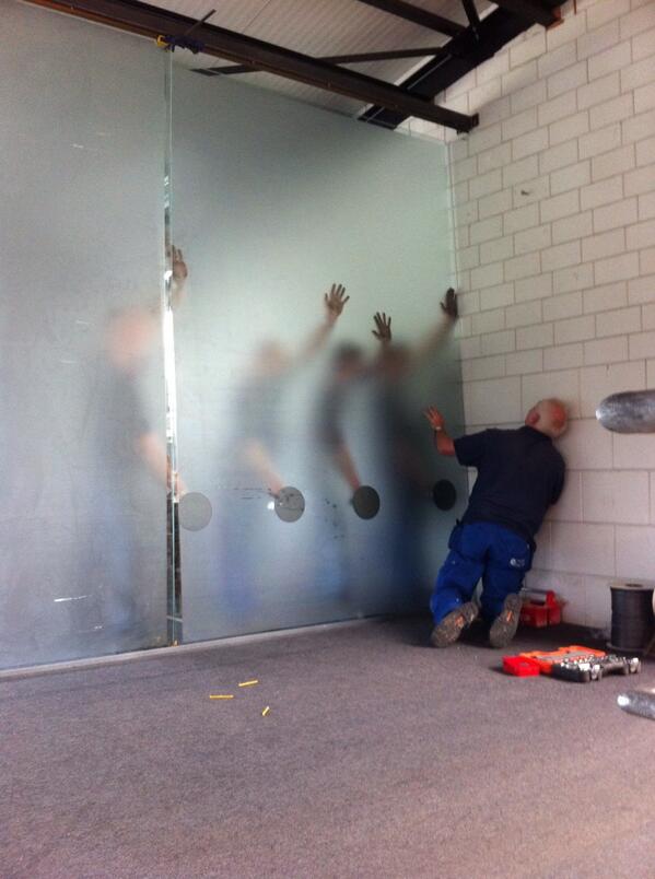 #Combiglas plaatste vandaag de ramen voor de nieuwe printerruimte Zwaar klusje, met 5 man 1 raam op de plaats tillen