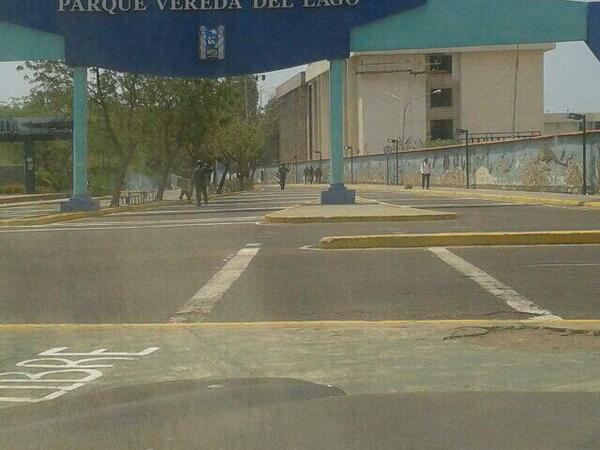 alcabalasmcbo's tweet photo. Via : La GNB entra a la Vereda del Lago para perseguir estudiantes de la URU  http://t.co/6CKLE0RKLH  #Maracaibo #5M - @mcbolibrezello