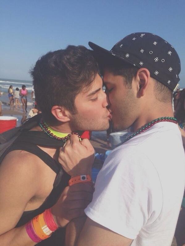 TylerOakleyMC's tweet photo. “@boyssonboys: http://t.co/8TzsnlUGYO” That's extremely hot I