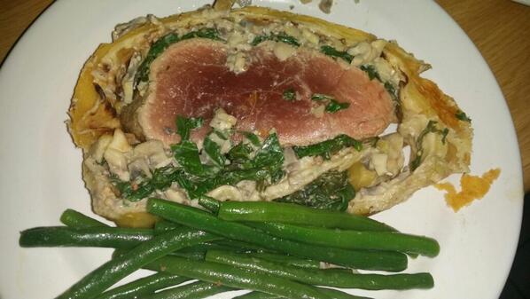 Cossypha's tweet image. Not restaurant quality, but not bad for home cooking either. Boeuf en croute.