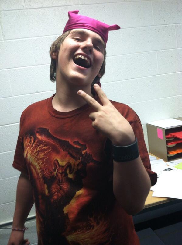 SnappiPappi's tweet image. Shake their knife and steal their car!!!!!!!