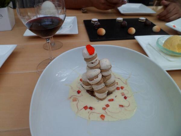 morterodepiedra's tweet image. Macarons rellenos de crema de café y salsa de vainilla casera del restaurante @Amoramar en #Lima #Recomendación