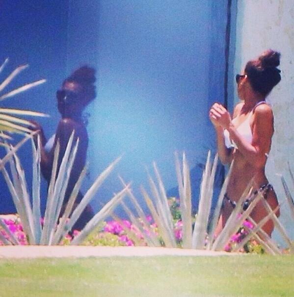 NayaRivera_Fan's tweet photo. Naya checking herself out! She's too adorable. I can't! 😂🙌😍❤ http://t.co/lVJOau8qZI