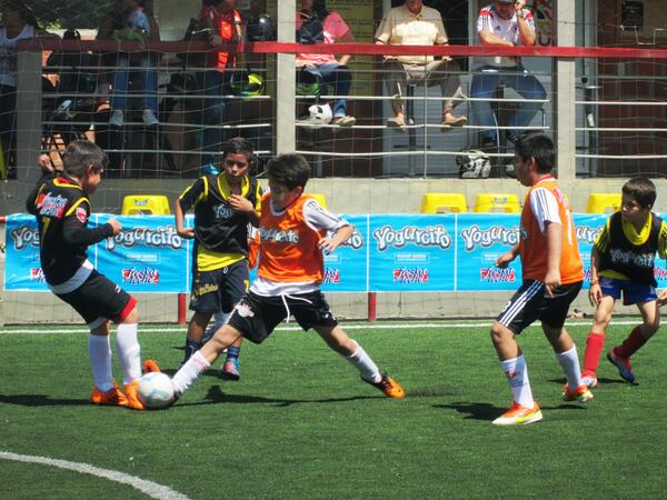 Extratiempotro1's tweet photo. Otro 'sorbo' de la Copa Yogurcito @freskaleche Gracias a Parkemanía y Futbolmanía. http://t.co/BXXtVT2jSk