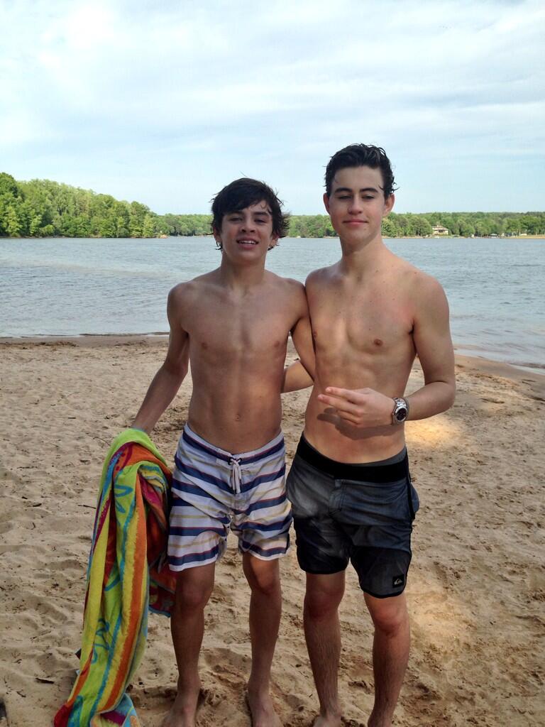 Nash Grier on X: "Mom: Smile! Me and Hayes: http://t.co/rlxk4T0c9l" / X