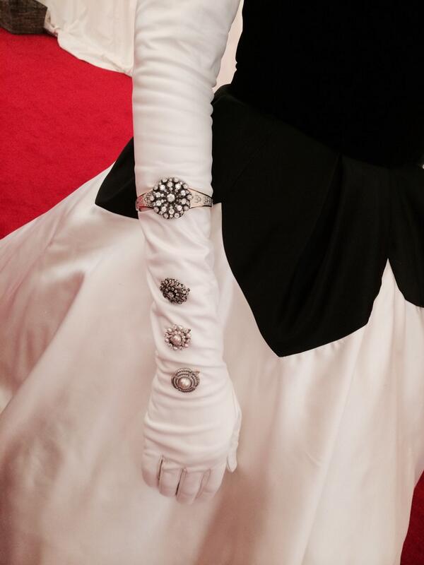 voguemagazine's tweet photo. Starting off the night with @SJP in @OscarPRGirl with @Andy http://t.co/BeYLrEvgcJ