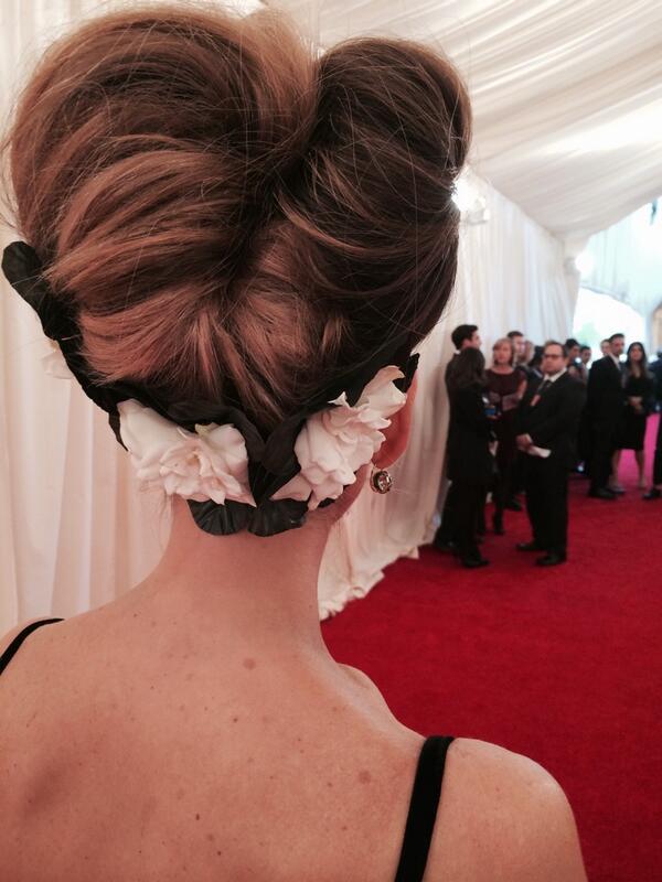 voguemagazine's tweet photo. Starting off the night with @SJP in @OscarPRGirl with @Andy http://t.co/BeYLrEvgcJ
