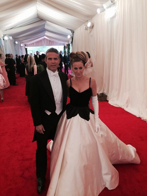 voguemagazine's tweet photo. Starting off the night with @SJP in @OscarPRGirl with @Andy http://t.co/BeYLrEvgcJ