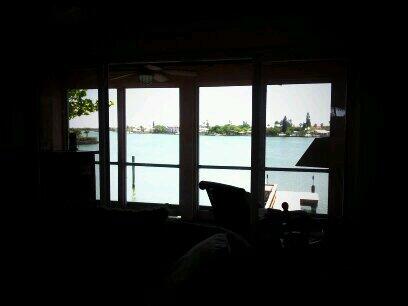 Wish I had a view like this all the time... &hearts; Any beach bums need a sidekick/wifey/paisano? 🙌 ahaha http://t