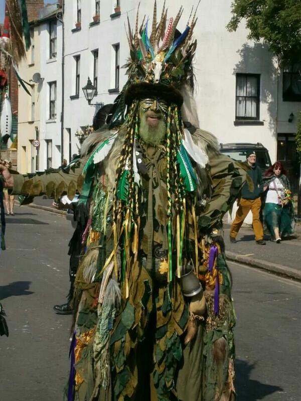 MandyBS's tweet image. If uve never been go next #maydayweekend #JackintheGreen #hastings Green suits you sir... :-)