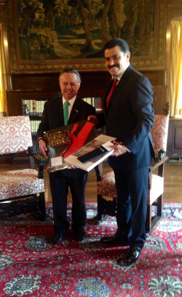 EmbamexEUA's tweet photo. El #EmbEMM saludó al Gobernador del estado de Hidalgo @Paco_Olvera durante su visita a Washington, DC http://t.co/RmC3ylHhxU