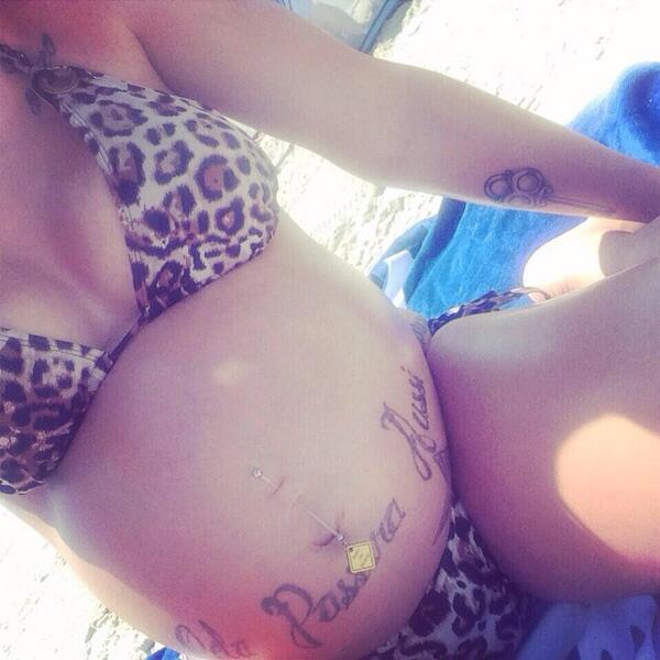 JenelleyBooBoo's tweet image. Clearly the best position to be in to tan your calves. #Wtf #WhatAmIEvenLookingAt