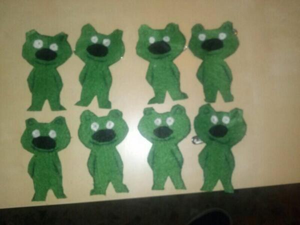 lindacq's tweet photo. Qué chulo!! #oyr rt “@mivocacionoyr: Nuestro grupo 3 haciendo broches para los niños que verán el cine #oyr3 http://t.co/JtilXR2kKY”