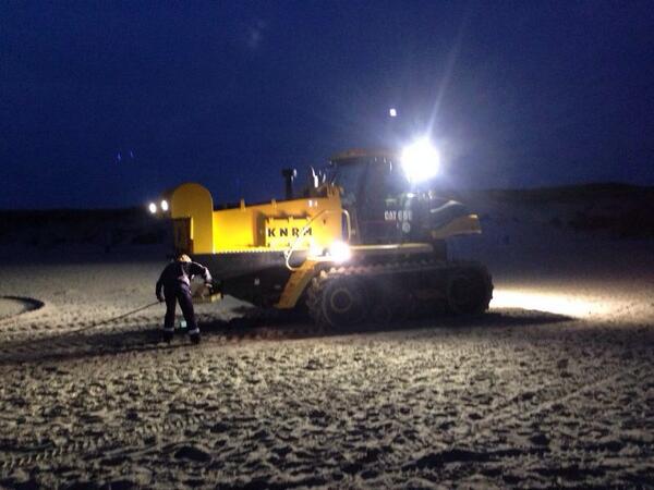 . <a href="/KNRMPetten/">KNRM station Petten</a> is terug van oefening. Impressie vanaf het strand