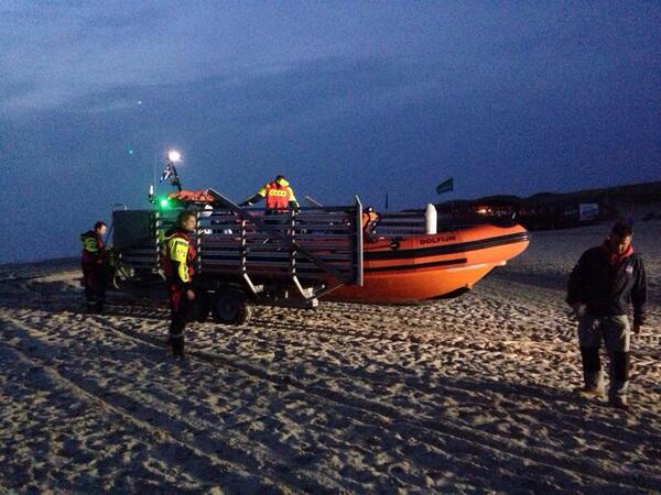 . <a href="/KNRMPetten/">KNRM station Petten</a> is terug van oefening. Nog een impressie vanaf het strand