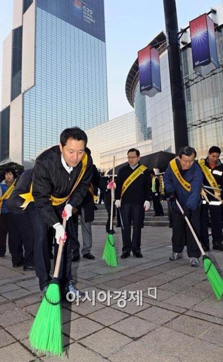 Suzytok's tweet image. 깨끗한 양복. 깨끗한 장갑. 깨끗한 빗자루 들고, 깨끗한 바닥에서 뭐 하시나? .