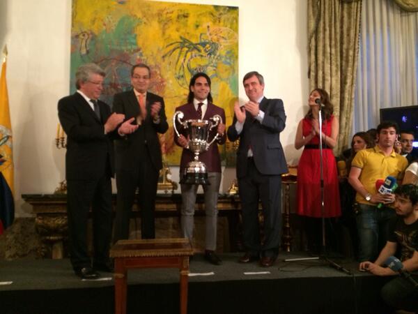 fcarrilloflorez's tweet photo. @FALCAO recibe el Trofeo de la Comunidad Iberoericana en la Embajada de Colombia en Madrid. http://t.co/YP2ogvzcyU