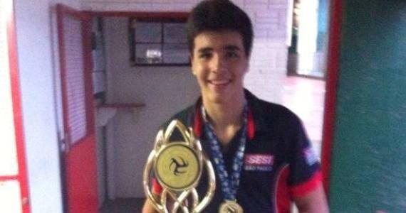 7mais7's tweet photo. Filho do central @Rodrigao14 conquista Copa Mercosul Infanto-Juvenil c/o SESI-SP http://t.co/3bxdF1oR50 @ViSantana18 http://t.co/Zp4zYwZgpb