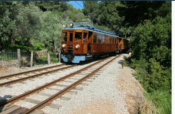 mallorca_guide's tweet photo. #sollertrain #soller #tren #mallorca http://t.co/OgZ53EiC2u