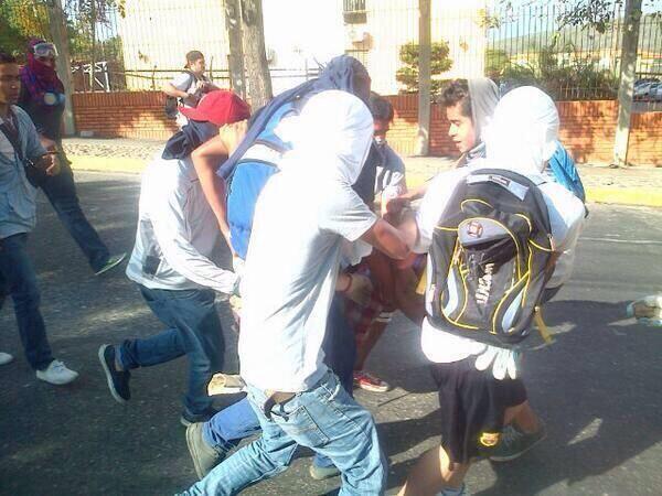 Funpaz2013's tweet photo. Vecinos alrededor de la sede del ujano de la UFT en #Barquisimeto reportan ataque de grupos civiles armados #5M 4pm http://t.co/lVN0KOlmqD