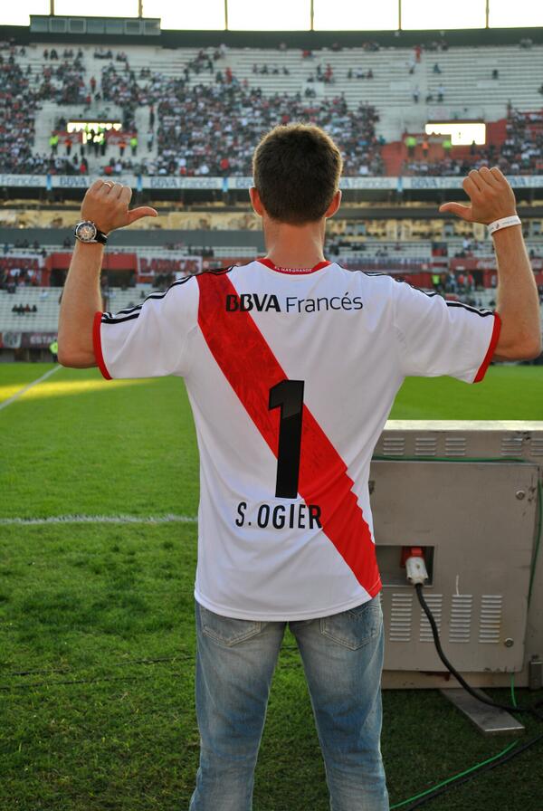 RiverPlate's tweet photo. El piloto Sébastien Ogier, actual campeón del World Rally Championship, visitó el Monumental. http://t.co/NWXX2syzpD http://t.co/rXu30KdaQD
