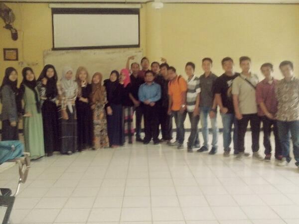 18Fitria's tweet photo. Berakhirnya Perkulihan With Dosen Pak Makmun Syar'i . Trimaa Kasiih Atas Ilmu nya Pak . We love Pak http://t.co/7g6jSe3as6